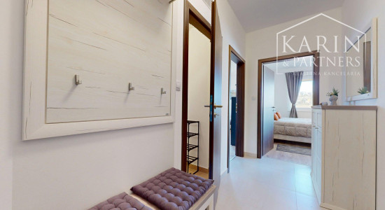 KOMPLETNE VKUSNE A KVALITNE ZARIADENÝ 2I BYT S LODŽIOU A GARÁŽOVÝM STOJISKOM