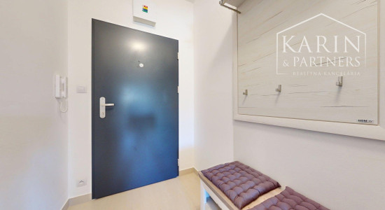 KOMPLETNE VKUSNE A KVALITNE ZARIADENÝ 2I BYT S LODŽIOU A GARÁŽOVÝM STOJISKOM