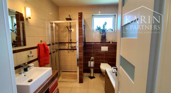 Na predaj novostavba rodinného domu s krásnym udržiavaným pozemkom, v súkromnou areáli, Dvory nad Žitavou