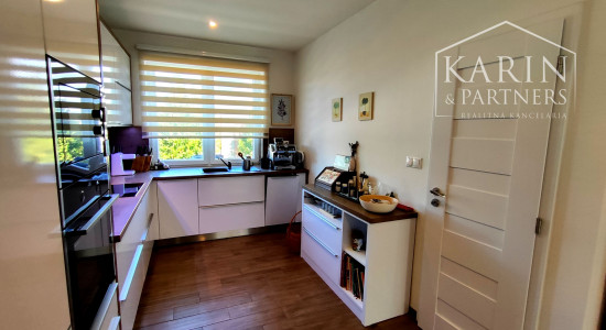 Na predaj novostavba rodinného domu s krásnym udržiavaným pozemkom, v súkromnou areáli, Dvory nad Žitavou