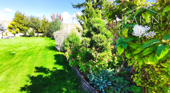 Na predaj novostavba rodinného domu s krásnym udržiavaným pozemkom, v súkromnou areáli, Dvory nad Žitavou