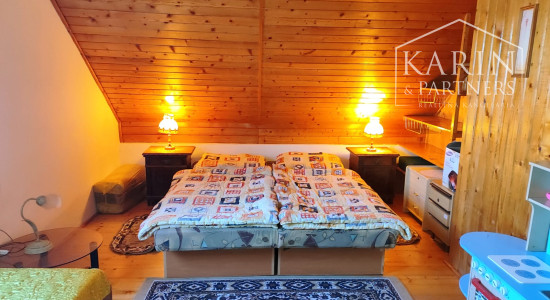 Prenájom - Štýlové bývanie s vlastnou záhradou – prenájom útulného rodinného domu v Radave