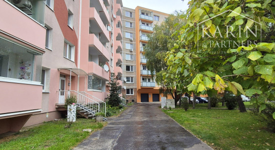 Súrne hľadám 2-izb byt s balkónom na ul. A. Kubinu v Trnave