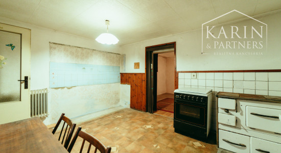 5i rodinný dom v pôvodnom stave pri lese v meste Šaštín-Stráže