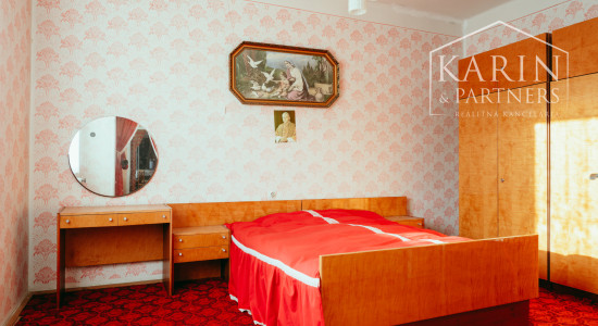 5i rodinný dom v pôvodnom stave pri lese v meste Šaštín-Stráže