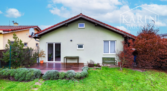 REZERVOVANÝ 3I RODINNÝ DOM S ROZĽAHOU ZÁHRADOU V POKOJNEJ LOKALITE