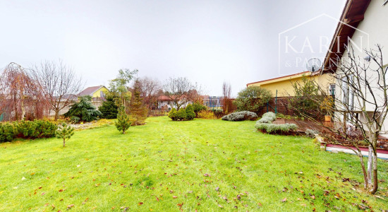 REZERVOVANÝ 3I RODINNÝ DOM S ROZĽAHOU ZÁHRADOU V POKOJNEJ LOKALITE
