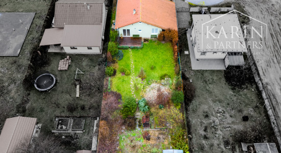 REZERVOVANÝ 3I RODINNÝ DOM S ROZĽAHOU ZÁHRADOU V POKOJNEJ LOKALITE