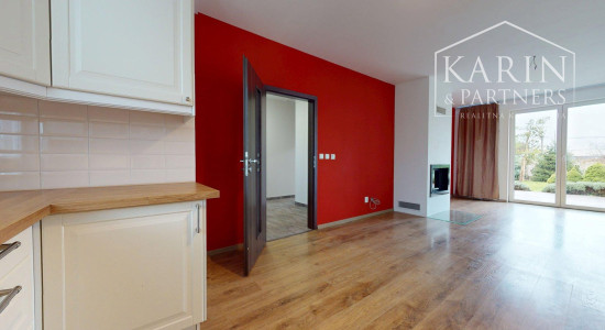 REZERVOVANÝ 3I RODINNÝ DOM S ROZĽAHOU ZÁHRADOU V POKOJNEJ LOKALITE