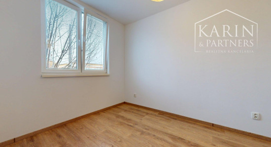 REZERVOVANÝ 3I RODINNÝ DOM S ROZĽAHOU ZÁHRADOU V POKOJNEJ LOKALITE