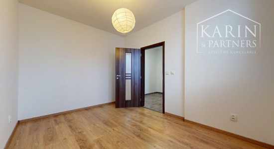 REZERVOVANÝ 3I RODINNÝ DOM S ROZĽAHOU ZÁHRADOU V POKOJNEJ LOKALITE