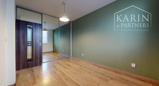 REZERVOVANÝ 3I RODINNÝ DOM S ROZĽAHOU ZÁHRADOU V POKOJNEJ LOKALITE