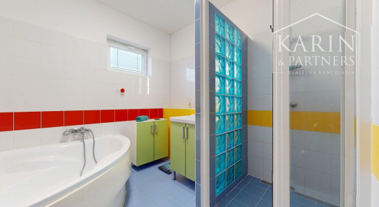 REZERVOVANÝ 3I RODINNÝ DOM S ROZĽAHOU ZÁHRADOU V POKOJNEJ LOKALITE