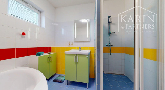 REZERVOVANÝ 3I RODINNÝ DOM S ROZĽAHOU ZÁHRADOU V POKOJNEJ LOKALITE