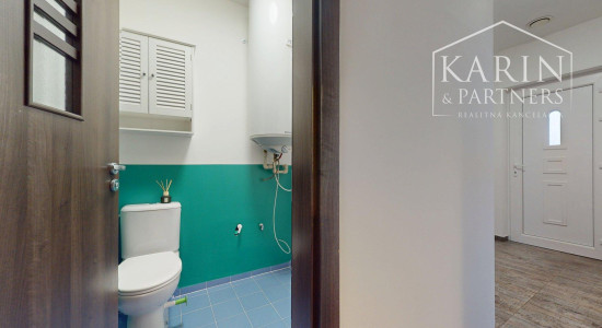 REZERVOVANÝ 3I RODINNÝ DOM S ROZĽAHOU ZÁHRADOU V POKOJNEJ LOKALITE