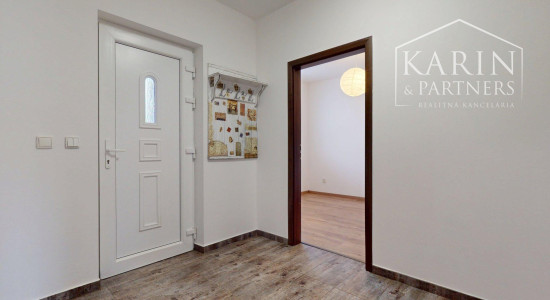 REZERVOVANÝ 3I RODINNÝ DOM S ROZĽAHOU ZÁHRADOU V POKOJNEJ LOKALITE