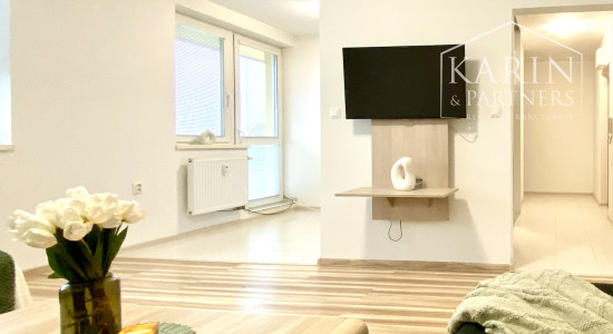 PRENAJATÉ!!! Prenájom novostavby  1-izbového bytu vo Vlčkovciach – plne zariadený, s loggiou