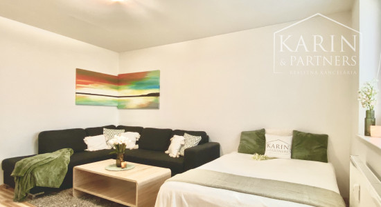 PRENAJATÉ!!! Prenájom novostavby  1-izbového bytu vo Vlčkovciach – plne zariadený, s loggiou