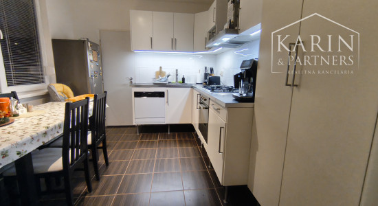 Predáme 3 izbový byt so šatníkom, komorou a balkónom, sídlisko Prednádražie, Nové Zámky