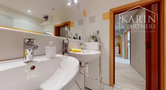 ZREKONŠTRUOVANÝ A ČIASTOČNE ZARIADENÝ 2I BYT S LODŽIOU A PIVNICOU