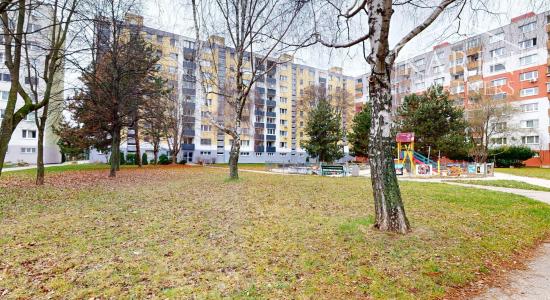 ZREKONŠTRUOVANÝ A ČIASTOČNE ZARIADENÝ 2I BYT S LODŽIOU A PIVNICOU