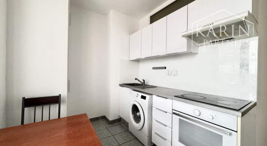 Na predaj priestranný 2-izbový byt so zaskleným balkónom – ul. M. Nešpora, Holíč