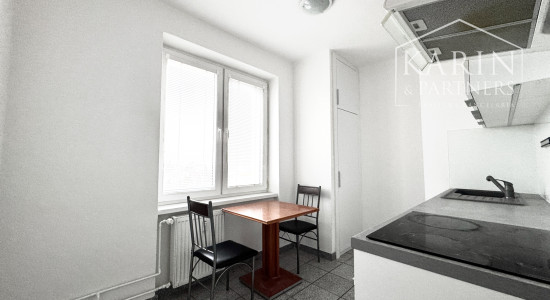 Na predaj priestranný 2-izbový byt so zaskleným balkónom – ul. M. Nešpora, Holíč