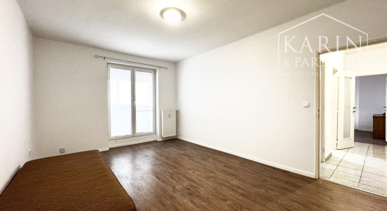 Na predaj priestranný 2-izbový byt so zaskleným balkónom – ul. M. Nešpora, Holíč