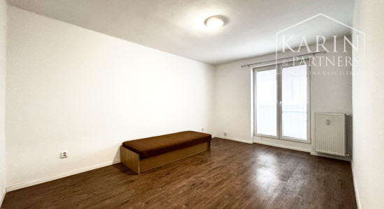 Na predaj priestranný 2-izbový byt so zaskleným balkónom – ul. M. Nešpora, Holíč