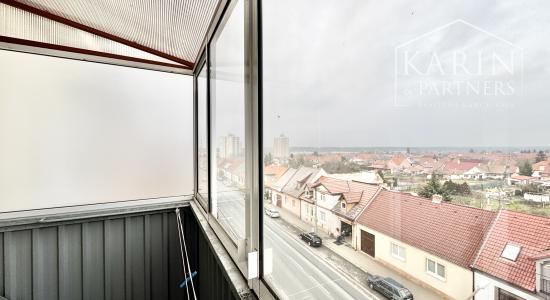 Na predaj priestranný 2-izbový byt so zaskleným balkónom – ul. M. Nešpora, Holíč