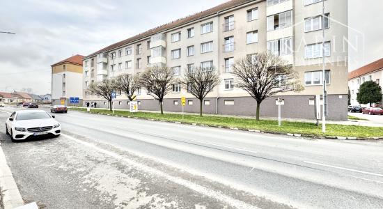 Na predaj priestranný 2-izbový byt so zaskleným balkónom – ul. M. Nešpora, Holíč