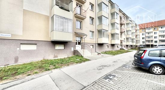 Na prenájom priestranný 2-izbový byt so zaskleným balkónom – ul. M. Nešpora, Holíč