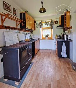 Chalupa pod lesom s ovocným sadom, 4144 m2, Nová Bošáca.