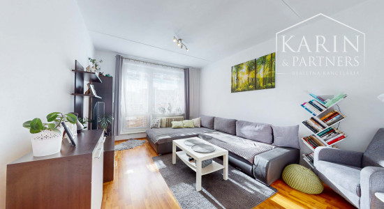 Hľadáte 3-izbový byt na Západe? Tento má 70 m², loggiu, murované jadro a výhľad na Pustý hrad