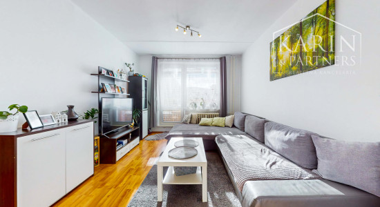 Hľadáte 3-izbový byt na Západe? Tento má 70 m², loggiu, murované jadro a výhľad na Pustý hrad