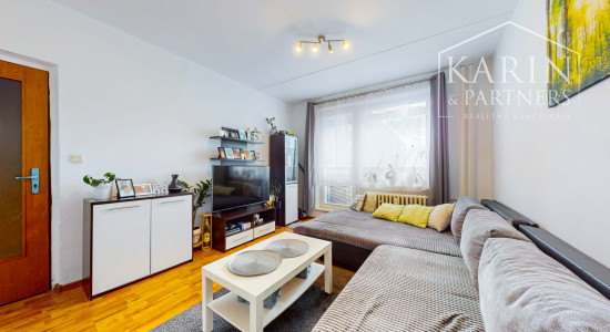 Hľadáte 3-izbový byt na Západe? Tento má 70 m², loggiu, murované jadro a výhľad na Pustý hrad