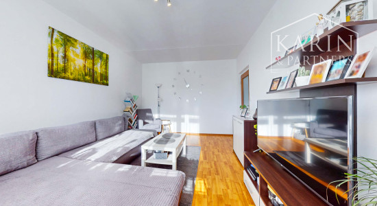 Hľadáte 3-izbový byt na Západe? Tento má 70 m², loggiu, murované jadro a výhľad na Pustý hrad