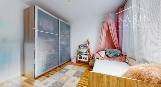 Hľadáte 3-izbový byt na Západe? Tento má 70 m², loggiu, murované jadro a výhľad na Pustý hrad