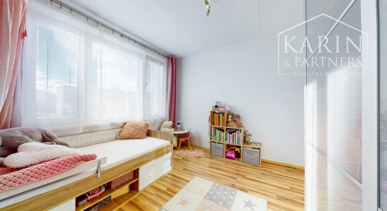 Hľadáte 3-izbový byt na Západe? Tento má 70 m², loggiu, murované jadro a výhľad na Pustý hrad