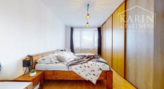 Hľadáte 3-izbový byt na Západe? Tento má 70 m², loggiu, murované jadro a výhľad na Pustý hrad