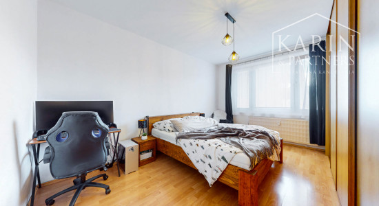 Hľadáte 3-izbový byt na Západe? Tento má 70 m², loggiu, murované jadro a výhľad na Pustý hrad