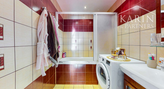 Hľadáte 3-izbový byt na Západe? Tento má 70 m², loggiu, murované jadro a výhľad na Pustý hrad