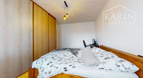 Hľadáte 3-izbový byt na Západe? Tento má 70 m², loggiu, murované jadro a výhľad na Pustý hrad