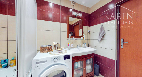 Hľadáte 3-izbový byt na Západe? Tento má 70 m², loggiu, murované jadro a výhľad na Pustý hrad