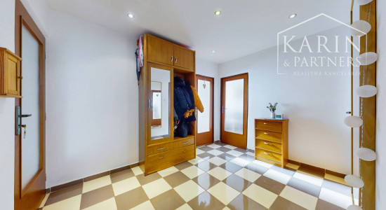 Hľadáte 3-izbový byt na Západe? Tento má 70 m², loggiu, murované jadro a výhľad na Pustý hrad