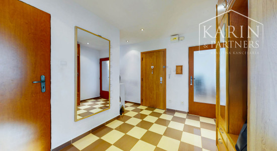 Hľadáte 3-izbový byt na Západe? Tento má 70 m², loggiu, murované jadro a výhľad na Pustý hrad