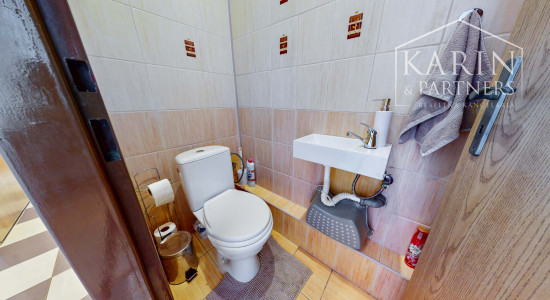 Hľadáte 3-izbový byt na Západe? Tento má 70 m², loggiu, murované jadro a výhľad na Pustý hrad