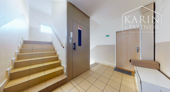 Hľadáte 3-izbový byt na Západe? Tento má 70 m², loggiu, murované jadro a výhľad na Pustý hrad