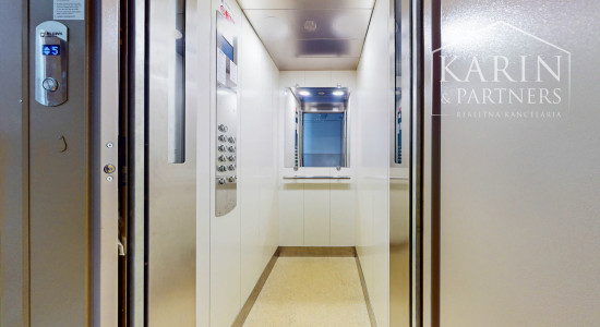 Hľadáte 3-izbový byt na Západe? Tento má 70 m², loggiu, murované jadro a výhľad na Pustý hrad