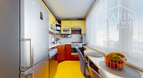 Hľadáte 3-izbový byt na Západe? Tento má 70 m², loggiu, murované jadro a výhľad na Pustý hrad